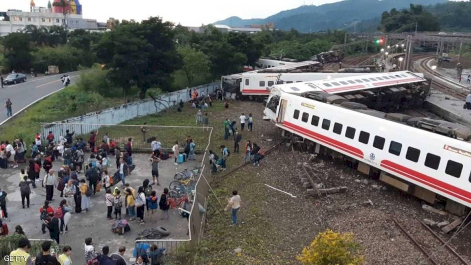 عشرات القتلى والجرحى بانقلاب قطار في تايوان
