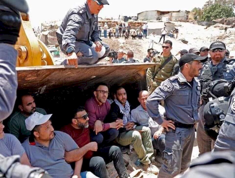 عساف: لا نثق بالقرار..الاحتلال يؤجل هدم الخان الأحمر لإشعار آخر