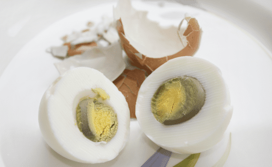 لماذا يتحول لون صفار البيض إلى الأخضر؟
