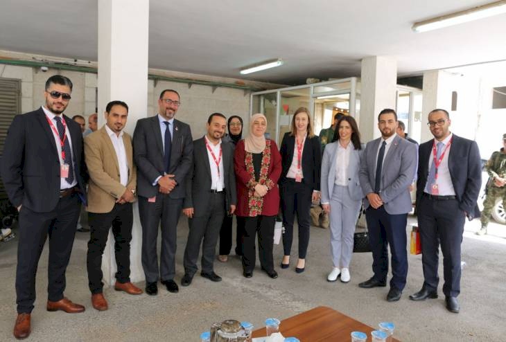 بمساهمة من الوطنية موبايل.. د. غنام تسلم كراسٍ كهربائية لذوي الاحتياجات الخاصة