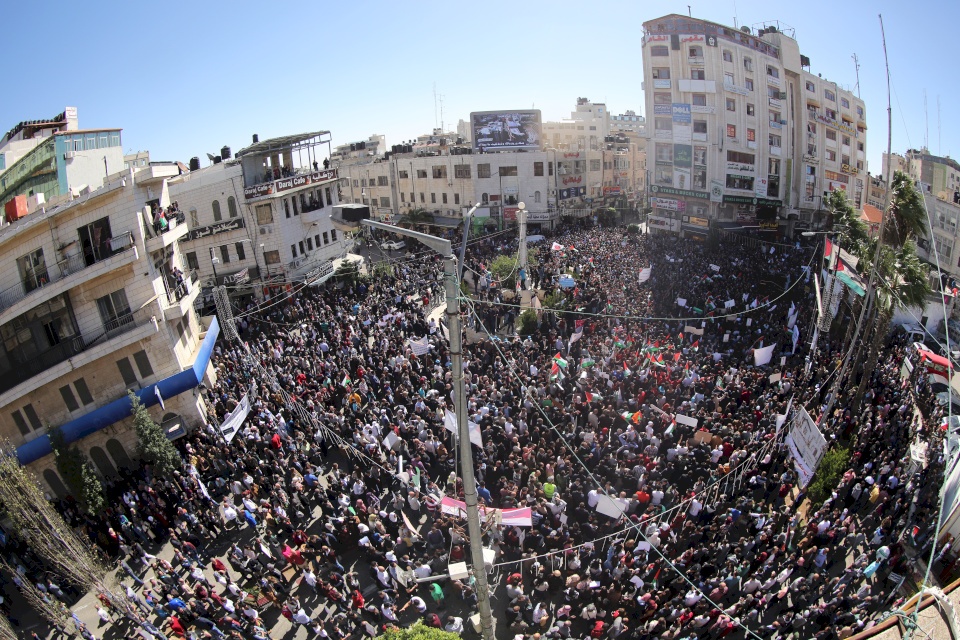 رام الله: الآلاف يطالبون بتأجيل وتعديل قانون الضمان او اعلان الاضراب 