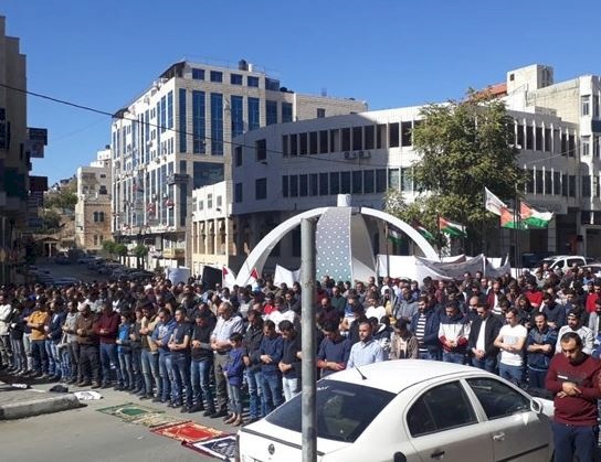 الخليل: صلاة الجمعة رفضا لقانون الضمان الاجتماعي