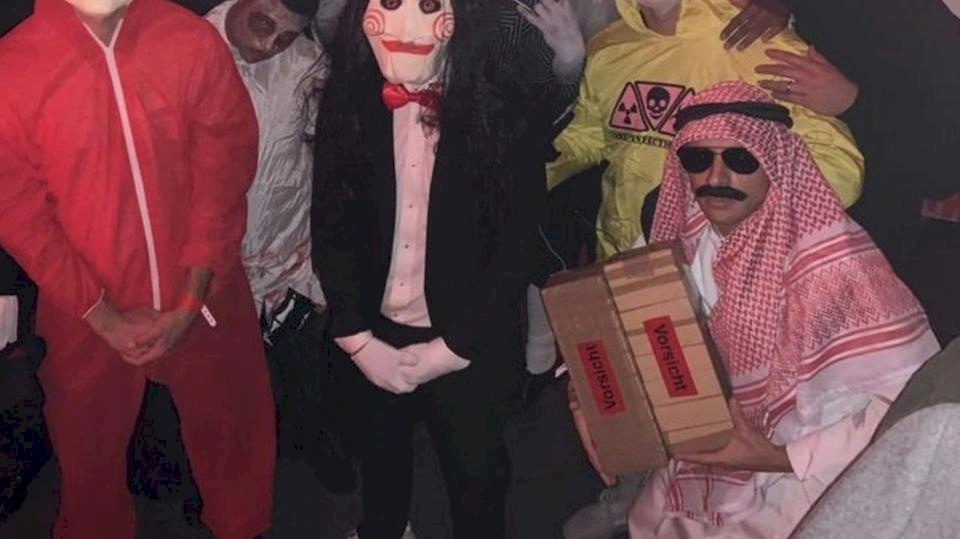 لاعب كرة شهير يسيء للعرب.. "بزيّ عربي وغترة حمراء"