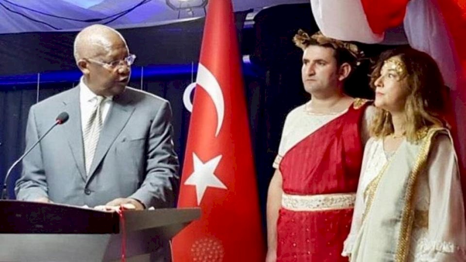 ثوب إغريقي الطراز يتسبب باستدعاء تركيا لسفيرتها بأوغندا