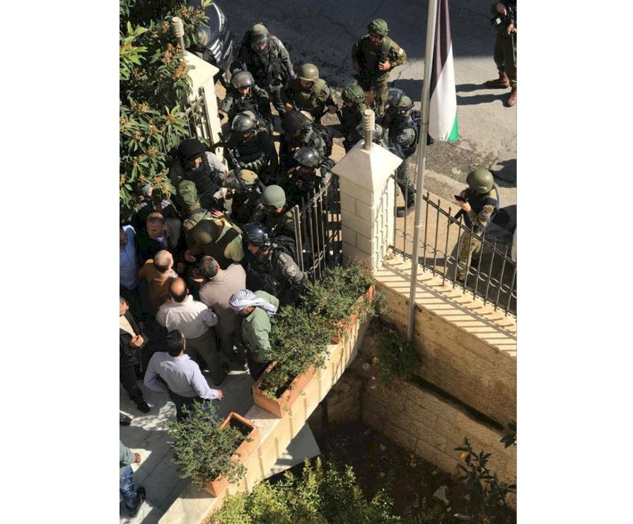5 إصابات خلال اقتحام الاحتلال مبنى محافظة القدس