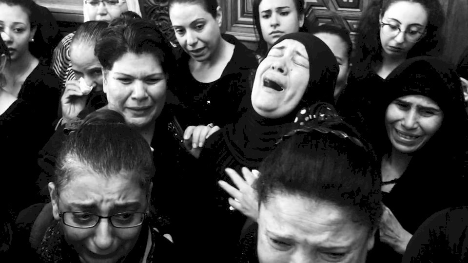 صورة مفجعة لمحجبة بجنازة أقباط المنيا تلفت المغردين