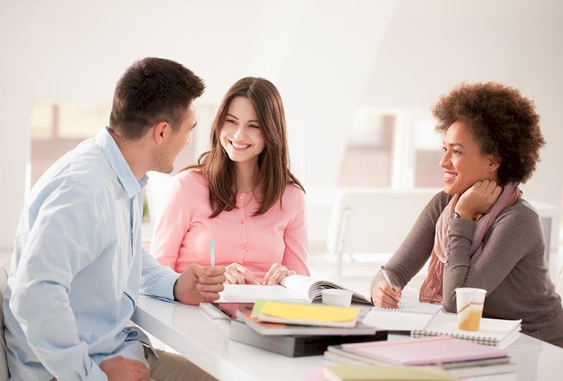 كيف أكون مثقفة في كلامي مع الآخرين؟