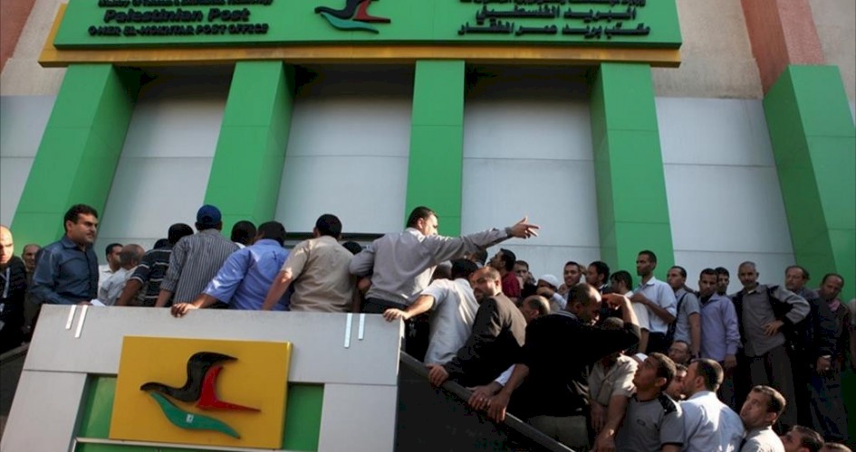 مالية غزة تبدأ اليوم بصرف رواتب الموظفين