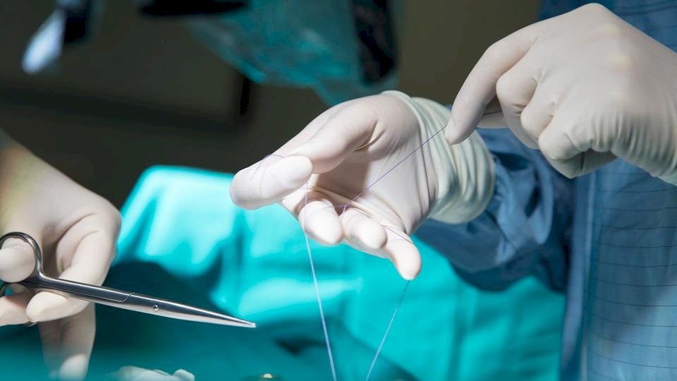 دخلت المستشفى لعلاج آلام بالظهر فغادرت دون كليتها!