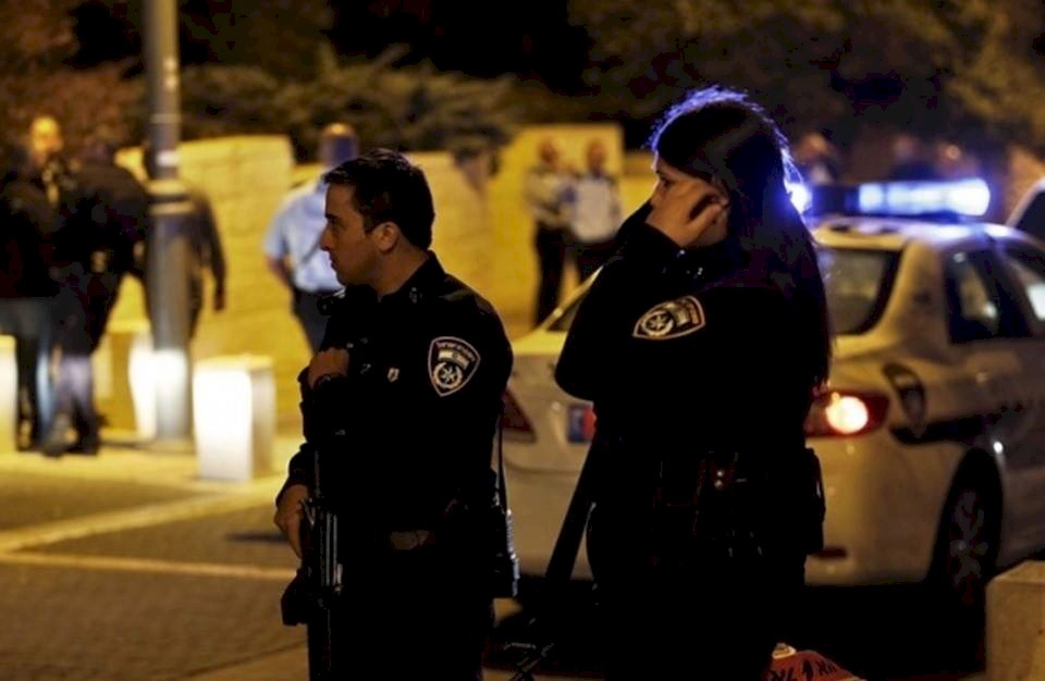 الاحتلال يشتبه بوجود عبوة ناسفة في القدس