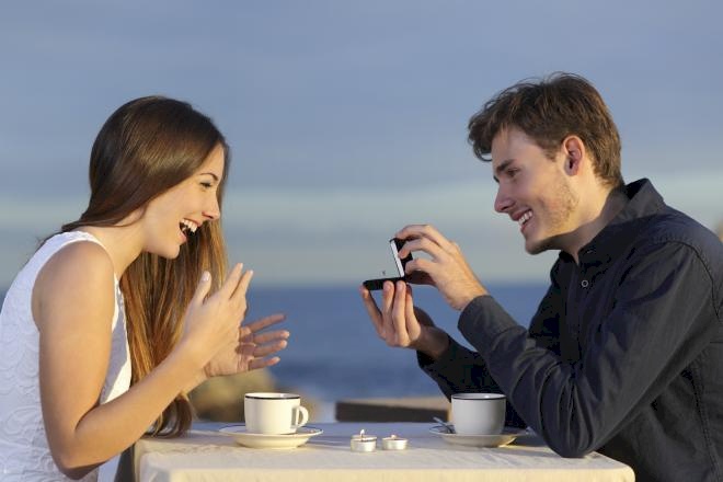 تعرفي على شخصيته من طريقة عرضه للزواج