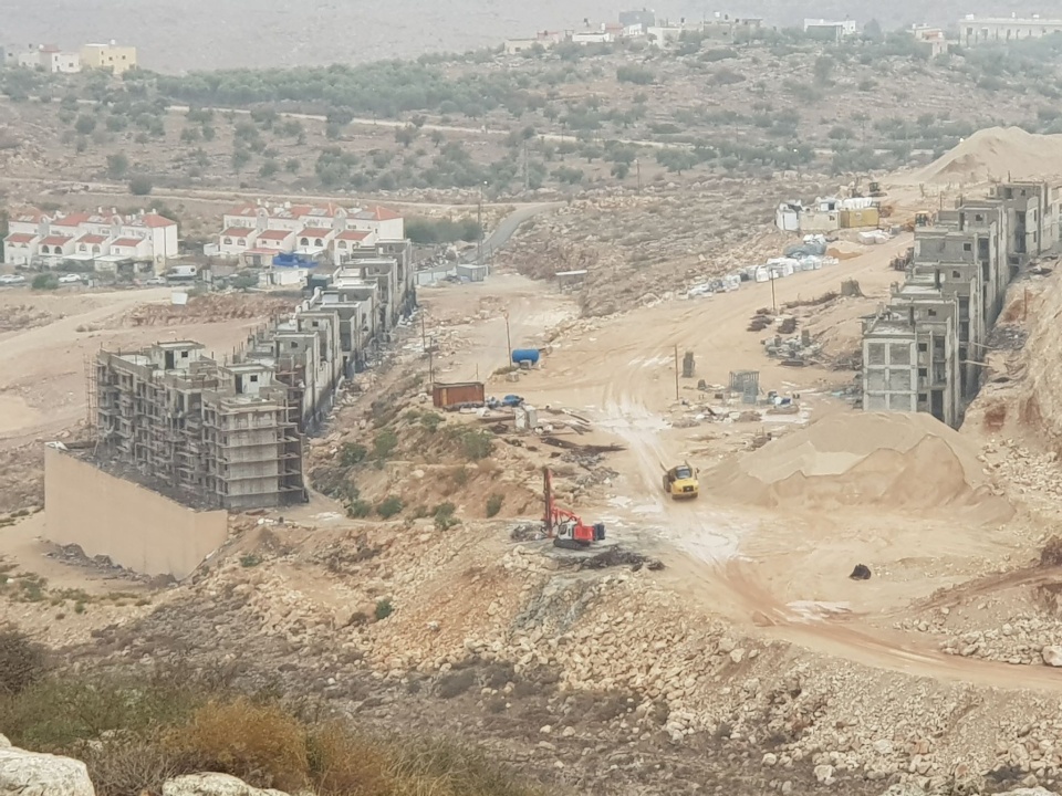 طولكرم| بالصور..صدى نيوز توثق ابتلاع أراضٍ جديدة في مستوطنة " افني حيفتس" قرب شوفة