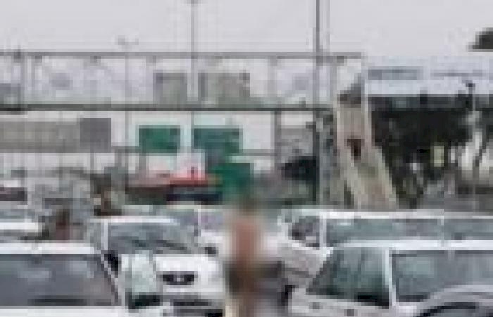 فتاة تسير عارية في الشارع والسبب؟