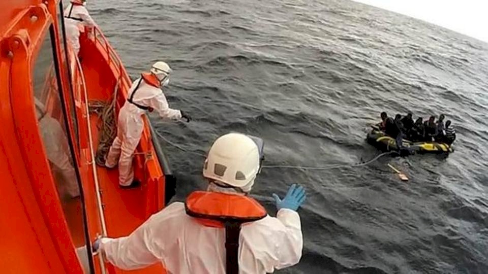 إسبانيا تعلن إنقاذ نحو 800 مهاجر في يوم واحد