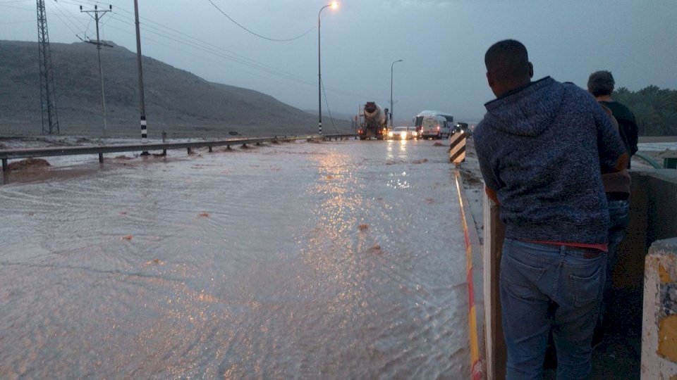 إغلاق طرق بسبب الفيضانات والسيول في الجنوب