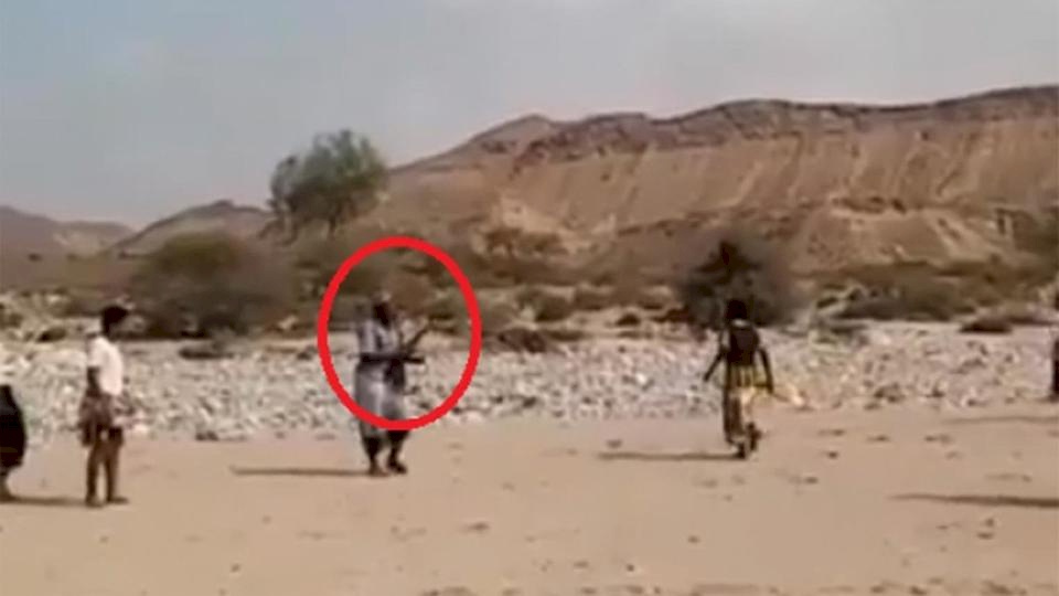 بالفيديو.. "كلاشينكوف" بدل الصفارة في مباراة لكرة القدم
