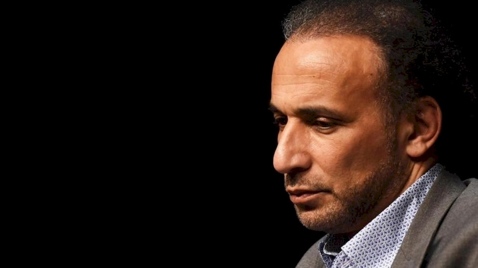 صدمة .. ماذا وجد المحققون على هاتف حفيد مؤسس تنظيم الاخوان طارق رمضان؟