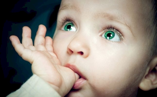 اتركوا أطفالكم لتمص أصابعها.. هناك فوائد جمة!