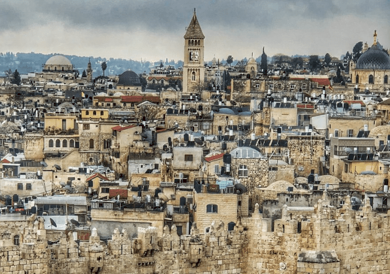 معركة القدس ...استدعاء وزيرها ونائب المحافظ للتحقيق