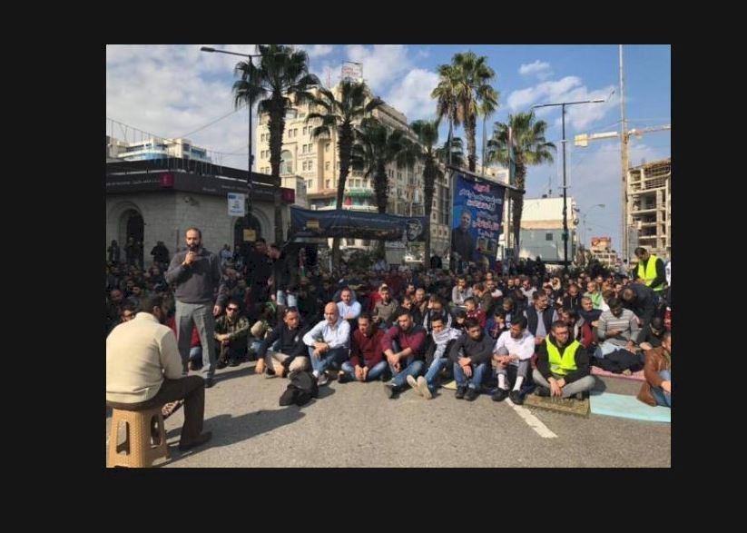 فيديو..صلاة الجمعة وسط رام الله رفضا للضمان الاجتماعي