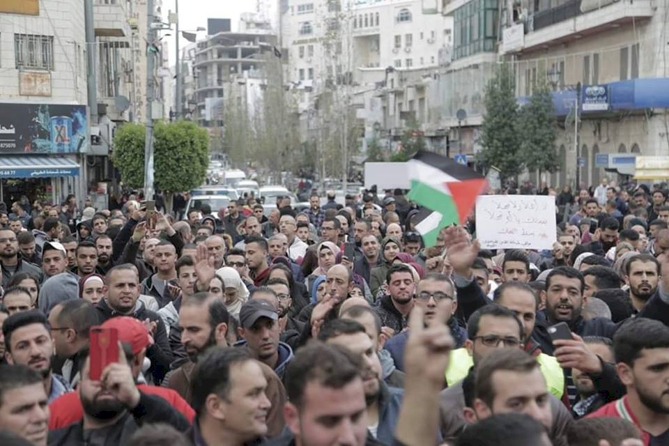 تهديد بالتصعيد.. حراك الضمان ينهي اعتصامه برام الله