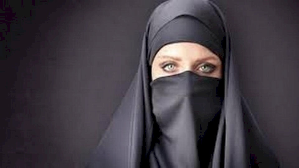 الجزائر.. أستاذ يطرد طالبة منقبة ومواقع التواصل تلتهب