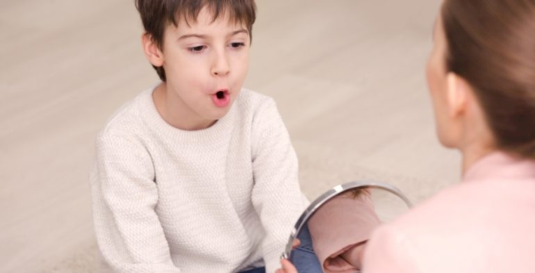 كيف تعرف أن طفلك مصاب بتأخر وعسر في النطق؟