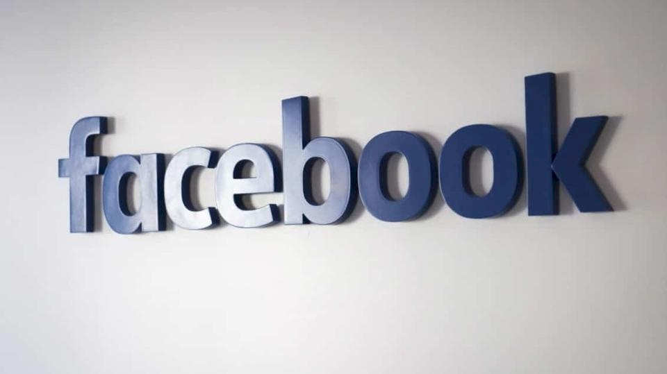 إيطاليا تفرض غرامة على فيسبوك لبيع بيانات المستخدمين