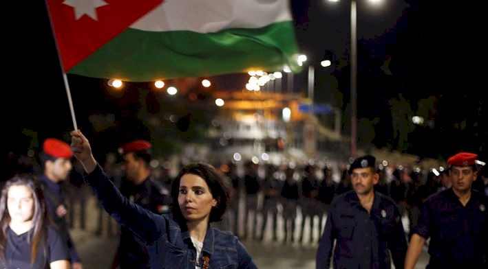 بدل "السترات الصفراء".. "الشماغات الحمر" لاحتجاجات الأردن