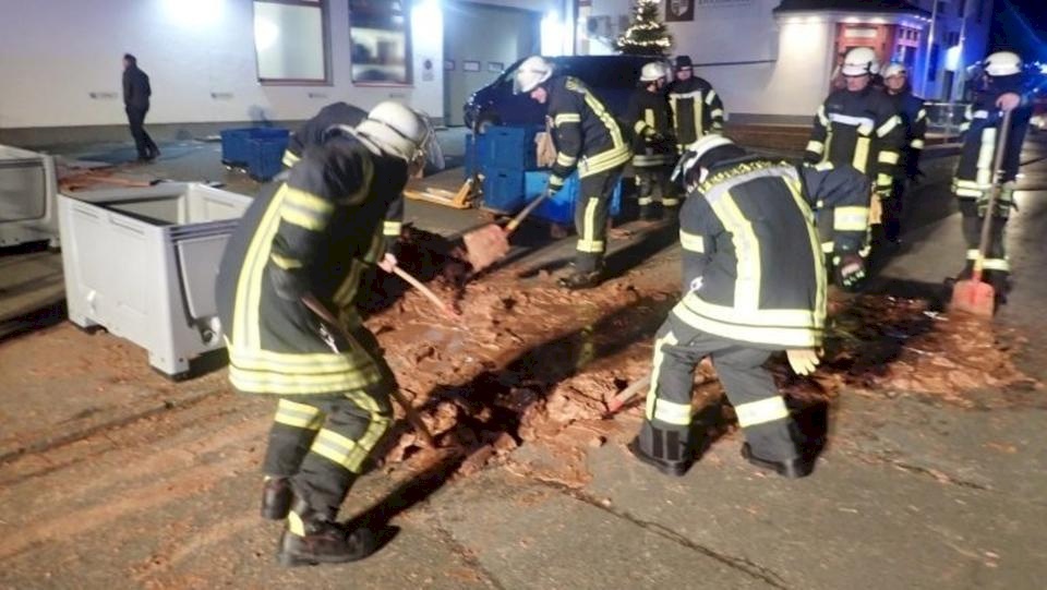 رجال إطفاء بمهمة غير مسبوقة.. تجريف الشوكولاتة بالشوارع!