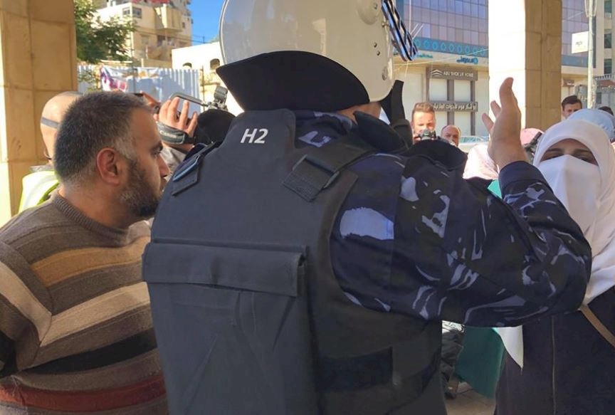 فيديو:  الاجهزة الامنية الفلسطينية تقمع مسيرة لحماس في الخليل