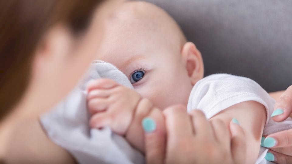 طول فترة الرضاعة الطبيعية يقلل أمراض الكبد
