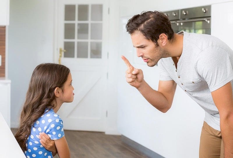 هذا هو التأثير السلبي لبعض تصرفات أولياء الأمور على الطفل