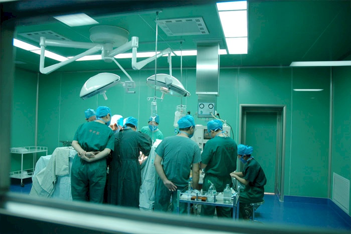بأيدٍ فلسطينية .. أول عمليّة قلب مفتوح لطفلٍ في مجمع فلسطين الطبي