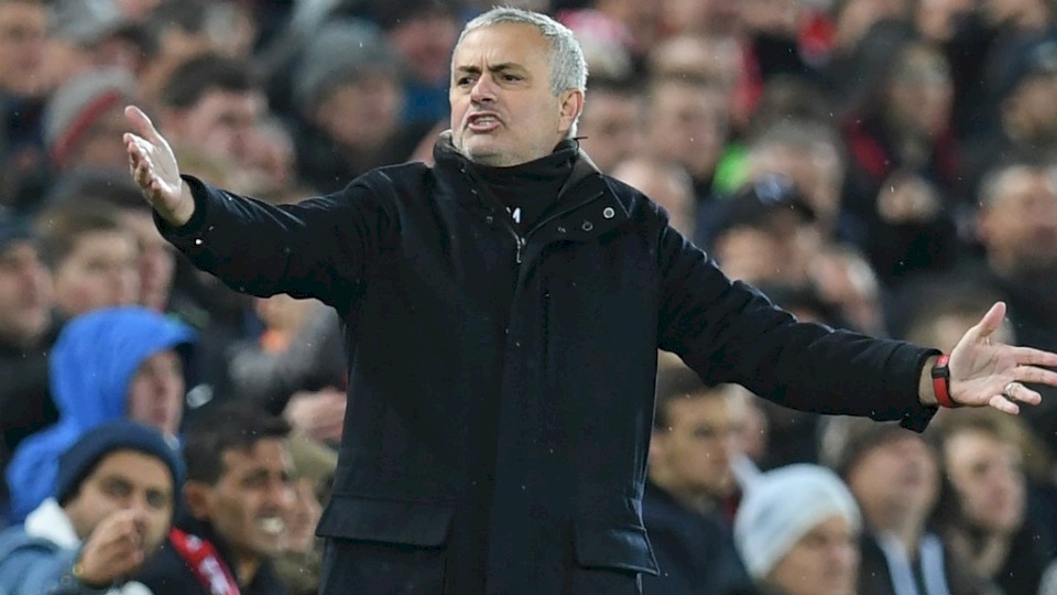 لماذا أقيل مورينيو ؟ 