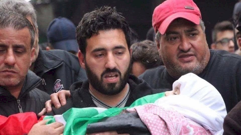 قبلة موت أخيرة في لبنان.. جثة طفل في مستشفى وأم تنتحب