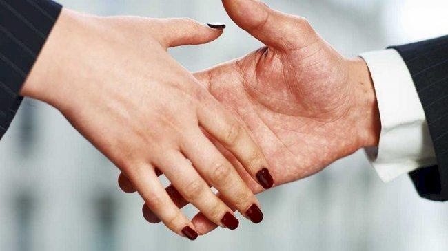 الدنمارك: مصافحة المسؤول شرط الحصول على الجنسية