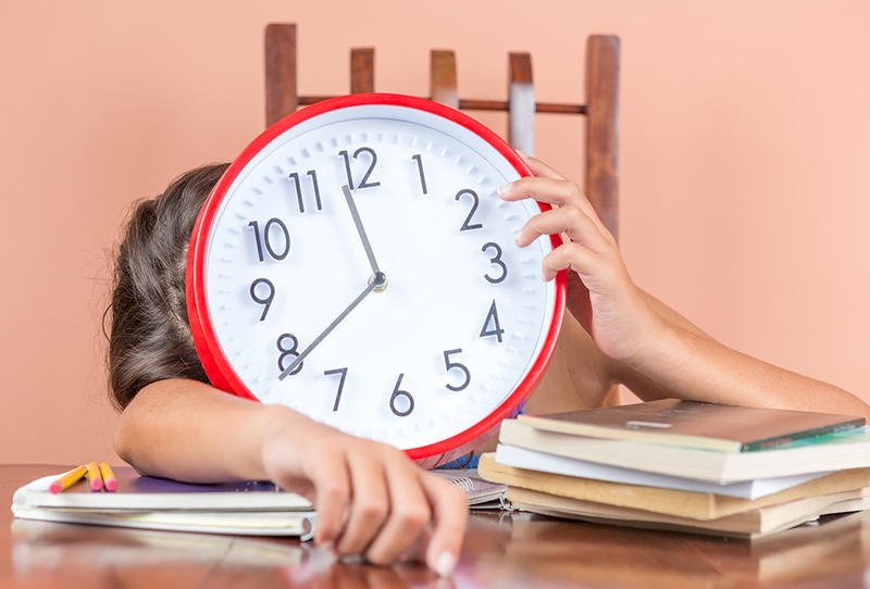 5 خطوات للتعامل مع الطفل أثناء فترة الامتحانات