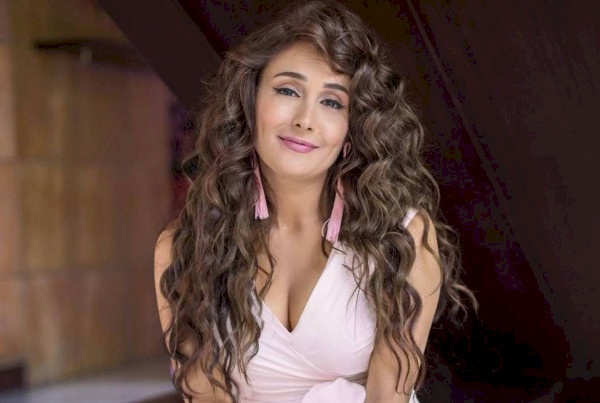 صور: بنات "كندة حنا" يثرن ضجة بجمالهن.. شاهدوا ماذا يفعلن معها