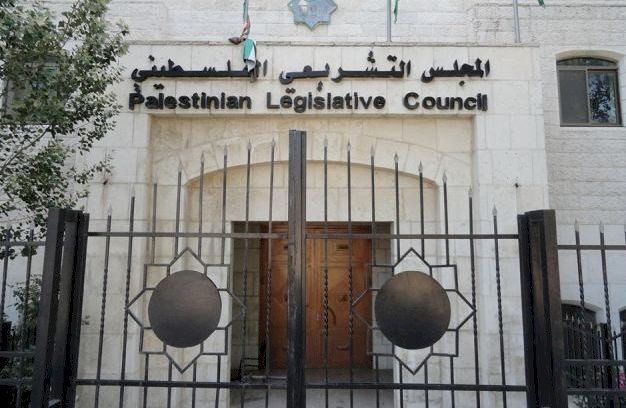 بعد حل المجلس..ما هو مصير اعضاء التشريعي ورواتبهم؟