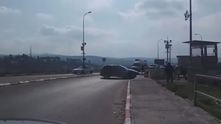 الاحتلال يصيب شابا ويعتقله على حاجز حوارة جنوب نابلس