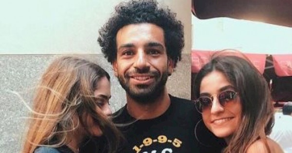 فنانة لبنانية وحيدة يتابعها محمد صلاح.. خمنوا من هي؟