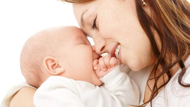 تعرَّف إلى أهمية بكاء الرضيع لتنشيط مخ الأم