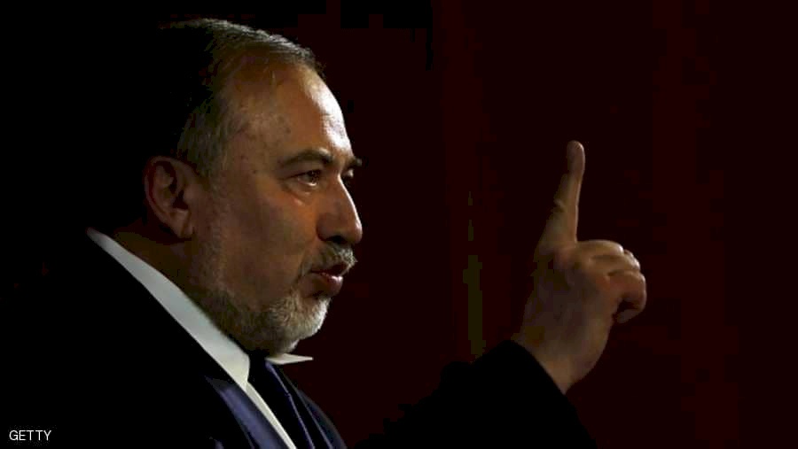 ليبرمان يهاجم حكومة نتنياهو من الخان الأحمر