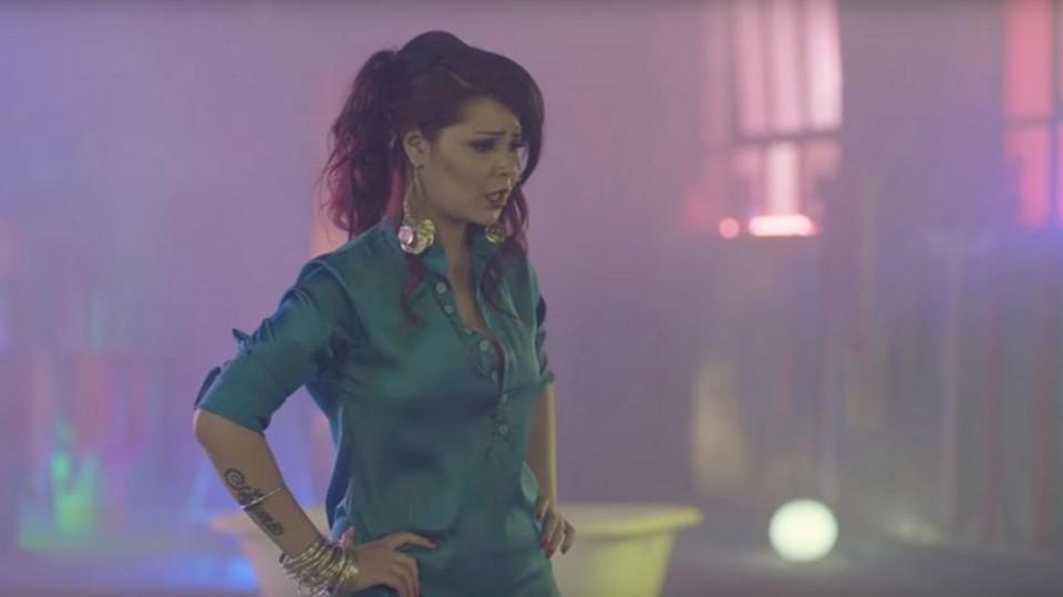 حبس مغنية مصرية متورطة بشبكة دولية للاتجار بالبشر