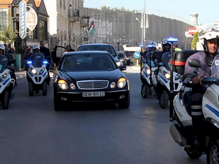 مستوطنون يرشقون موكب رئيس الوزراء الفلسطيني بالحجارة جنوب نابلس