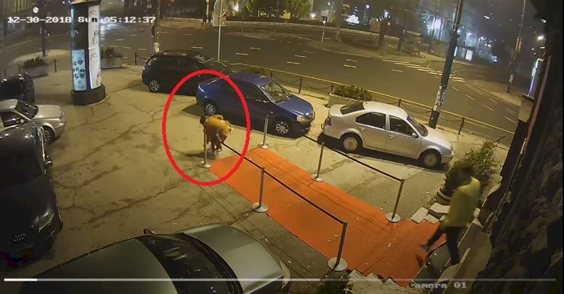 عملاق يهاجم امرأة بالطريق!