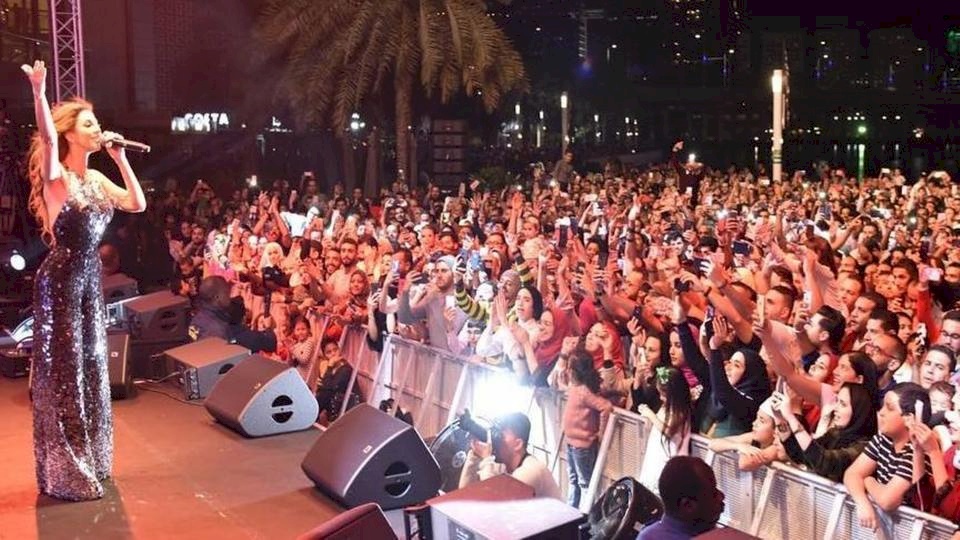 صور... بهذه الإطلالات استقبلت الفنانات العربيات 2019 