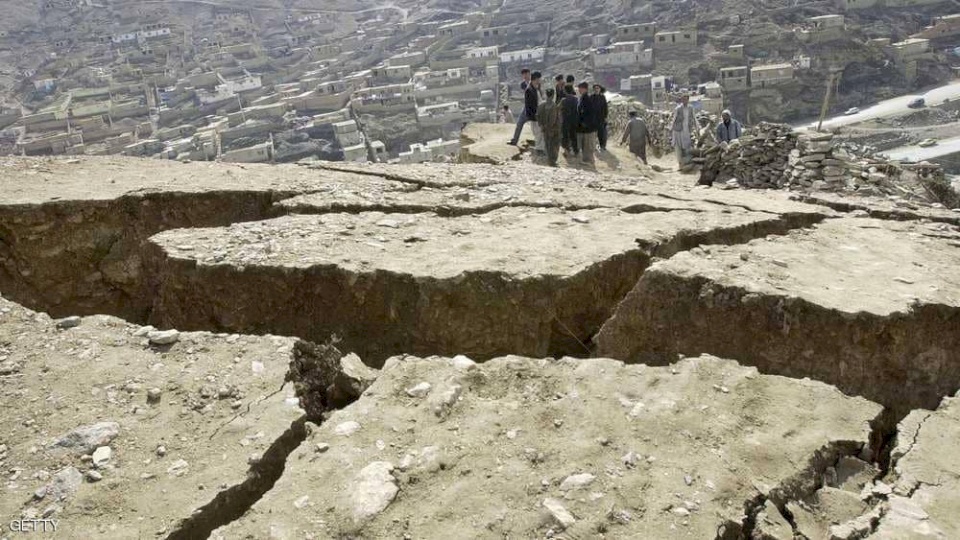 مقتل عشرات العمال بانهيار أرضي في أفغانستان