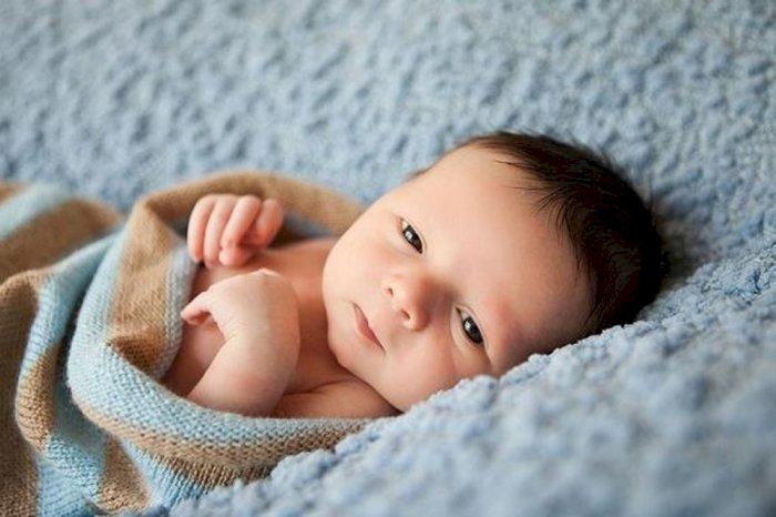 أسباب لتعرق رأس طفلك